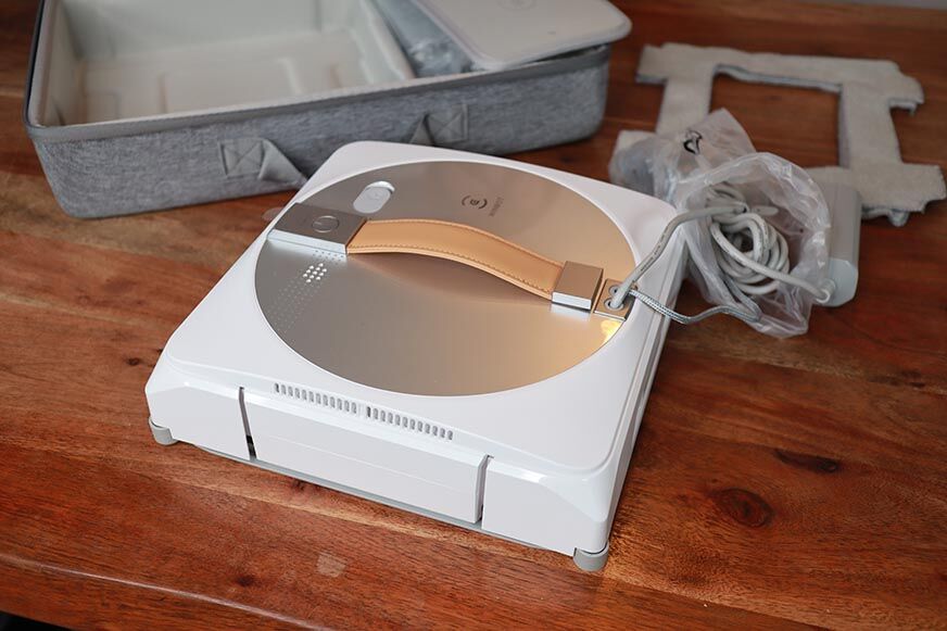 Der Ecovacs WINBOT W1 PRO ist von oben zu sehen